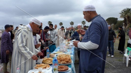 Fedeli islamici banchettano all’aperto per la fine del Ramadan