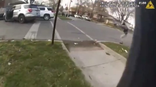 Paura in stradaUsa, la polizia uccide un afroamericano con 96 colpi di pistola: il video shock
