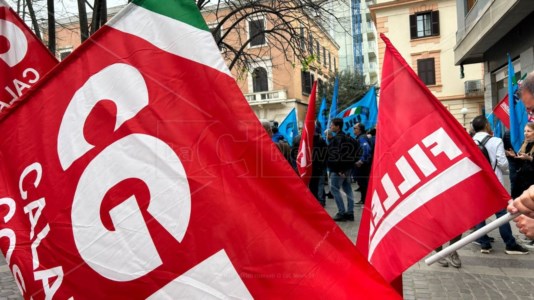 La protestaBasta morti sul lavoro, sindacati in piazza a Cosenza: «Fermare le aziende che non rispettano le norme sulle sicurezza»
