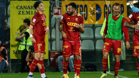 Serie BModena-Catanzaro, due volte Iemmello e una Vandeputte per un’altra vittoria giallorossa in trasferta: finale 1 a 3