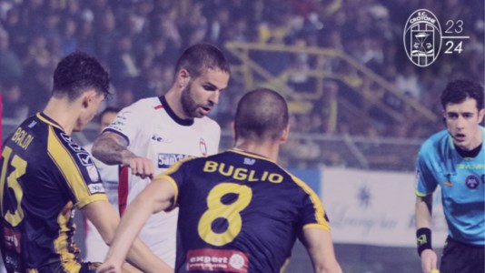 Serie CJuve Stabia-Crotone, gli Squali in dieci per più di un tempo riescono a riprendere il match: finale 1 a 1