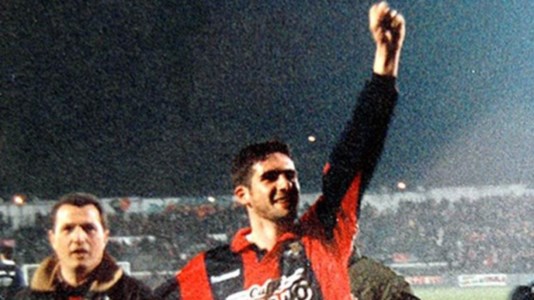 Cristiano Lucarelli in gol nella sfida del 1996