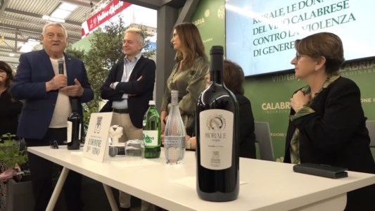 L’iniziativaVinitaly, presentato “Korale”: il vino delle donne di Calabria contro la violenza di genere