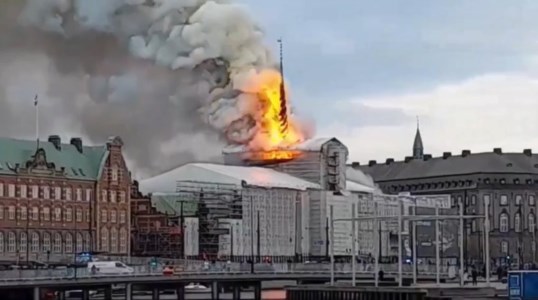 Il disastroIncendio alla Borsa di Copenaghen, crollata la guglia: il video
