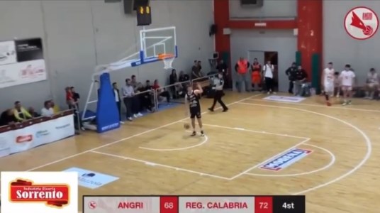Basket CalabriaFair play, il giocatore della Viola Reggio rinuncia all’ultimo canestro per rispetto degli avversari: il video