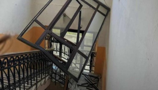 Paura a scuolaTragedia sfiorata al liceo classico di Locri: grossa finestra crolla per il forte vento