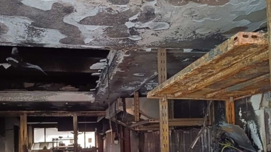 Indagini in corsoCassano, incendio distrugge uno storico bar nel centro commerciale di Marina di Sibari: si sospetta la matrice dolosa