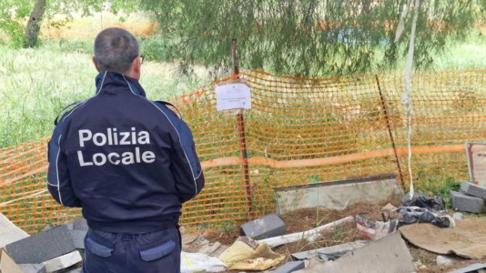 Reati ambientaliSequestrata una mini discarica abusiva a Catanzaro: abbandonati rifiuti tossici e infiammabili
