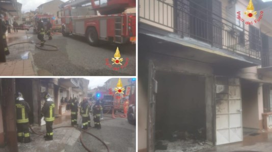 Attimi di pauraIncendio a Spezzano Albanese, i vigili del fuoco salvano due persone rimaste bloccate in un appartamento