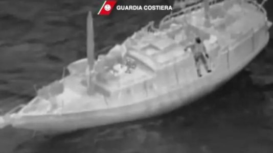 L’operazioneVelista disperso in mare tra Grecia e Italia, salvato al largo della Calabria dalla Guardia costiera