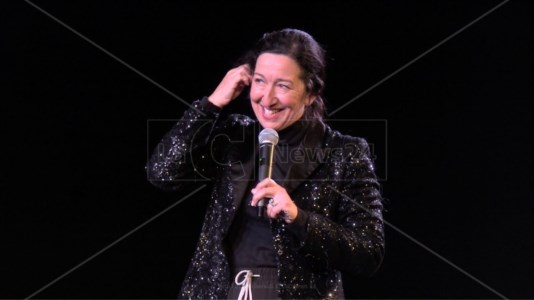 TeatroLocri, Emanuela Aureli incanta il pubblico con le sue imitazioni: «Quando vengo in Calabria mi sento a casa. Amo questa gente»