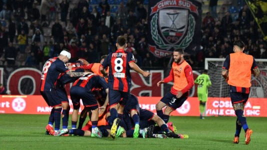 Calcio CalabriaSerie C, il Crotone torna alla vittoria e acciuffa i play off: Monopoli battuto 3-1 allo Scida
