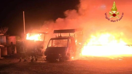 L’incendio nello stabilimento di Soigea a Isola Capo Rizzuto