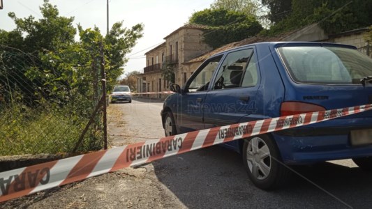 SparatoriaAgguato nel Vibonese, uomo ferito a colpi d’arma da fuoco trovato davanti alla casa del fratello