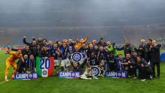 Il trionfoSerie A, l’Inter è campione d’Italia: batte nel derby il Milan e conquista il 20esimo scudetto