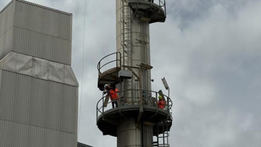 Protesta a oltranza«Gli unici a pagare siamo stati noi»: nottata a 52 metri di altezza per gli operai della centrale a biomasse di Cutro