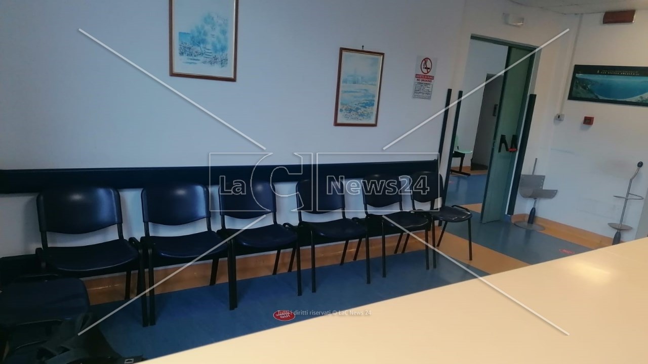 La sala d’attesa del reparto di Radiologia dell’ospedale di Praia a Mare questa mattina
