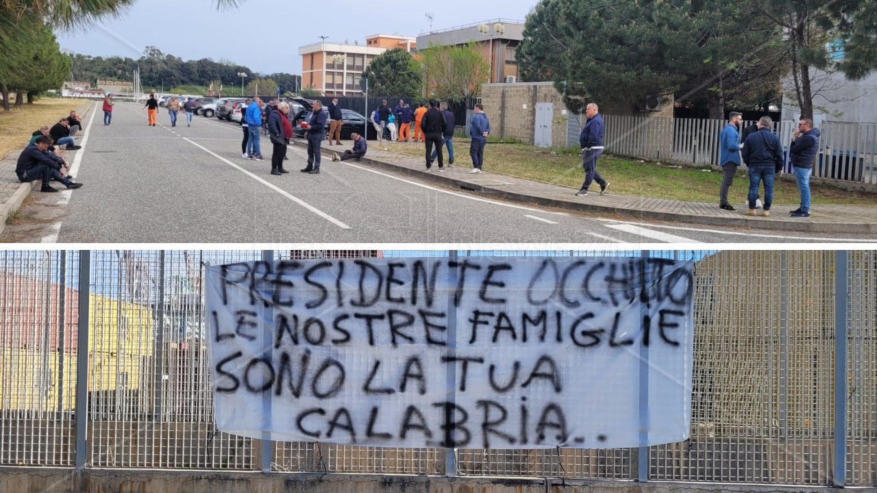In foto, lavoratori e manifesto affisso davanti l’Autorità portuale di Gioia Tauro
