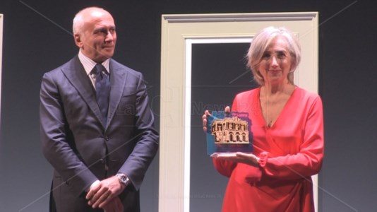 Il riconoscimentoCosenza, premiata al Rendano Lunetta Savino: «Il teatro è la mia casa, l’incontro con il pubblico una magia»