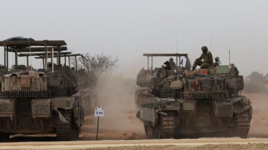 Tank israeliani al confine con Gaza