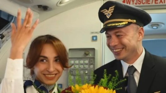 Il fatidico sìIl pilota dell’aereo chiede alla hostess di sposarlo: proposta di matrimonio ad alta quota