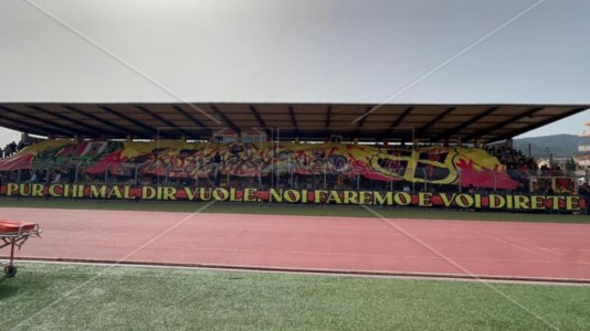 La festaSambiase in Serie D, la coreografia dei tifosi giallorossi per salutare l’Eccellenza