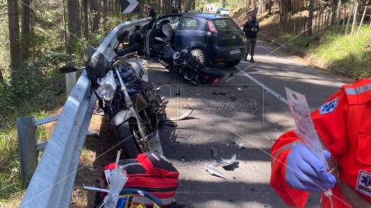 Incidente stradaleTragedia in Sila, scontro tra un’auto e tre moto: morto un giovane, feriti altri due