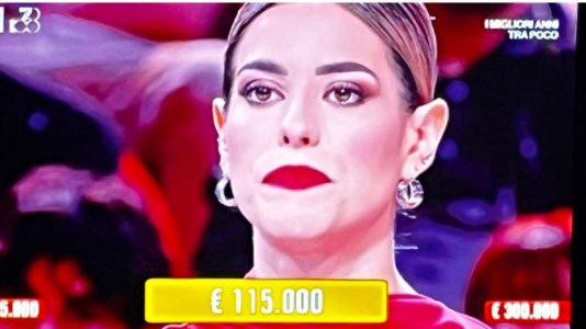 TelevisioneLa calabrese Jessica vince 115mila euro ad Affari Tuoi... ma il suo pacco conteneva 300mila euro