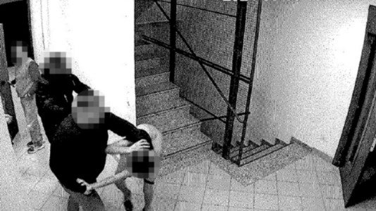 L’inchiestaTorture al carcere minorile Beccaria, le immagini dei pestaggi riprese dalle telecamere interne