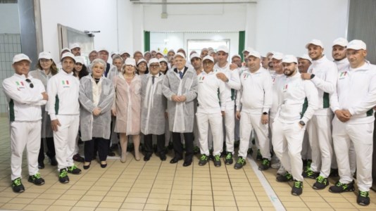 Il Presidente Mattarella con i lavoratori dello stabilimento Granarolo di Castrovillari