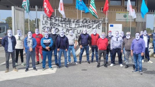 Il sit-inI lavoratori della Port Agency rimasti disoccupati minacciano il blocco totale del gate dello scalo di Gioia Tauro