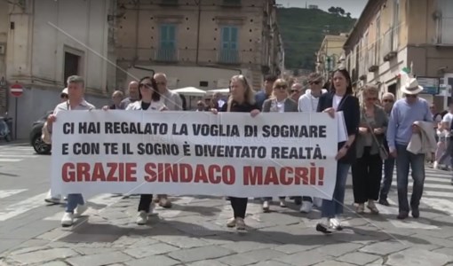 Mobilitazione popolareTropea scende in piazza dopo lo scioglimento: centinaia di persone al corteo di solidarietà per il sindaco Macrì