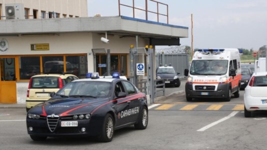 Violenza in famigliaColpisce la moglie con un martello e le stacca un orecchio a morsi, arrestato 40enne nel Cesenate