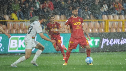 Serie BCatanzaro-Venezia, il primo tempo termina sul risultato di 1 a 1 dopo una lunga interruzione per pioggia - LIVE
