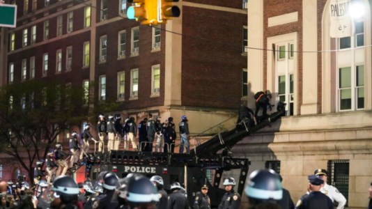 L’interventoManifestazioni pro Palestina negli Usa, la polizia fa irruzione nel campus della Columbia: decine di arresti