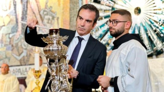 La festa del PatronoPaola, Occhiuto accende la lampada votiva in onore di San Francesco: «Dacci la forza di costruire una nuova Calabria»