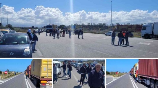 La manifestazioneGioia Tauro, 60 lavoratori scaricati della Port Agency bloccano il gate: «Ancora nessuna rassicurazione, continueremo la protesta»