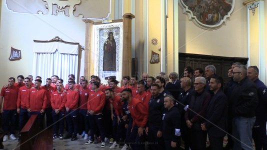 Fede e sportFc Crotone, i rossoblù in visita alla Madonna di Capocolonna: «Per noi è un momento intenso e importante»