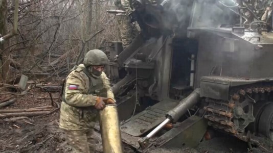 La guerra senza fineUcraina, ancora attacchi russi: a Kharkiv persone sono intrappolate sotto le macerie