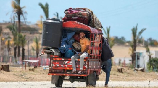 Abitanti di Rafah lasciano la zona sotto i bombardamenti israeliani