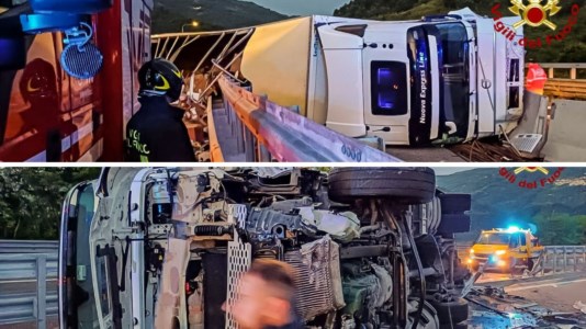 Attimi di pauraIncidente sull’A2 nel Cosentino, camion impatta contro le barriere stradali e si ribalta: ferito l’autista