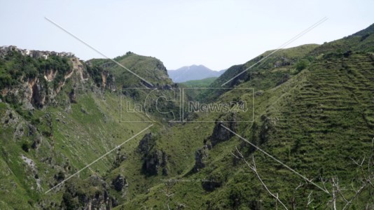 La vallata che separa Grisolia e Maierà, in cui sorgerà il ponte tibetano