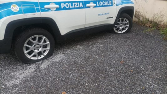 IntimidazionePraia a Mare, tagliate le gomme a tutte e 9 le auto e le moto in uso alla Polizia municipale