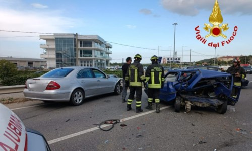 L’incidenteScontro tra due auto nel Crotonese lungo la 107, anziano trasferito in ospedale