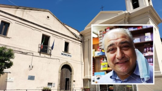 Il Municipio di Nicotera e, nel riquadro, il testimone di giustizia Carmine Zappia