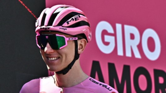 CiclismoGiro d’Italia, Kooij vince al fotofinish a Napoli. Pogacar resta in maglia rosa