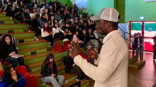 Storie di integrazioneBrilla la stella di Bila Chahidou: il giovane scampato alla morte nel Mediterraneo protagonista di un corto sul razzismo