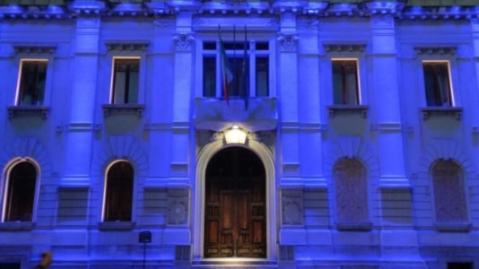 Palazzo San Giorgio s’illumina di viola