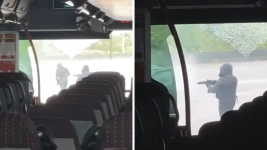 Alcune fasi dell’attacco in un video ripreso da un pullman in transito