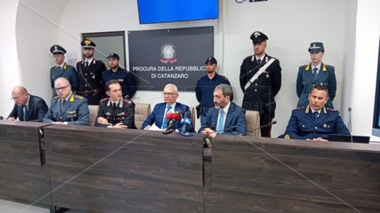Il procuratore Capomolla e i vertici delle forze di polizia in conferenza stampa